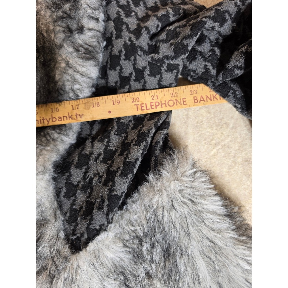 This is a Judy Blue women's‎ faux fur houndstooth jacket, size Medium. - Picture 4 of 7